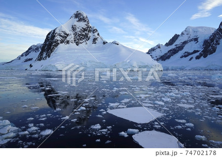 During the Antarctic summer, many pieces of melted broken ice float on the sea. 74702178