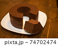 カットされたチョコレートのバウムクーヘン 74702474