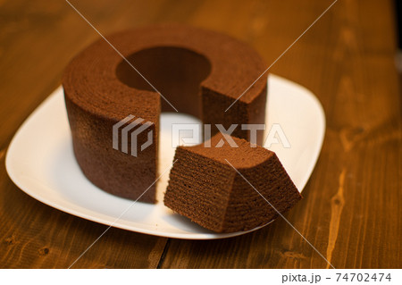 カットされたチョコレートのバウムクーヘン 74702474