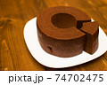 カットされたチョコレートのバウムクーヘン 74702475