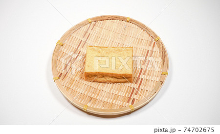 厚揚げ　白背景 74702675