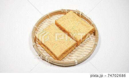 厚揚げ　白背景 74702686
