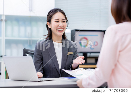 受付 女性 接客 受付 女性 接客 74703096