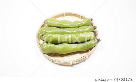 そら豆　白背景 74703178