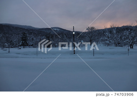 北海道　和寒　JR宗谷本線塩狩駅　早朝のホーム 74703906
