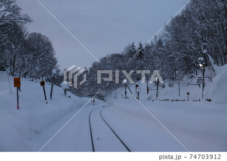 北海道　和寒　塩狩駅構内と列車 74703912