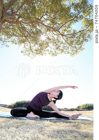 美人ヨガインストラクターさんの自然の中でのヨガロケ撮影 74704009