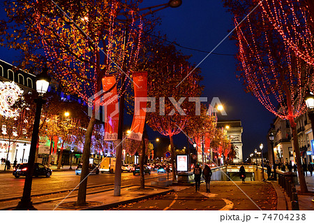 フランス・パリ、シャンゼリゼ通りのクリスマスイルミネーション2020～2021 74704238