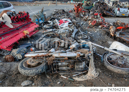 東日本大震災によって被害を受けたバイクの写真 2011年12月10日撮影 岩手県陸前高田市気仙町	 東日本大震災によって被害を受けたバイクの写真 2011年12月10日撮影 岩手県陸前高田市気仙町	 74704275