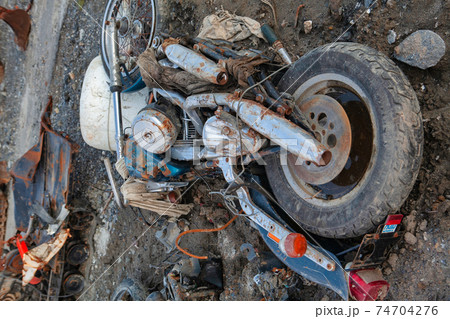 東日本大震災によって被害を受けたバイクの写真 2011年12月10日撮影 岩手県陸前高田市気仙町	 東日本大震災によって被害を受けたバイクの写真 2011年12月10日撮影 岩手県陸前高田市気仙町	 74704276