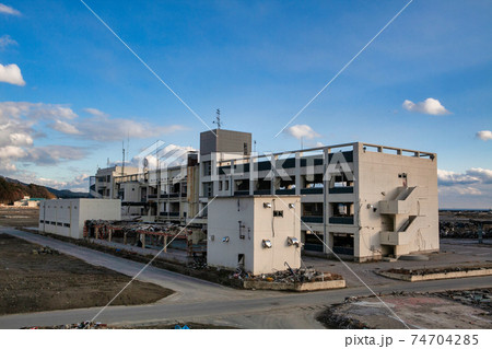 東日本大震災によって被害を受けた建物の写真　2011年12月10日撮影 岩手県陸前高田市気仙町	 74704285