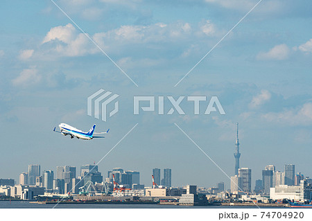 空港　飛行機　羽田空港　離陸　昼　午前　明るい　海　航空会社　エンジン　ブレーキ　ターミナル 74704920