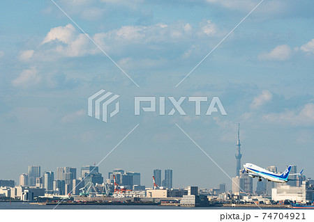 空港　飛行機　羽田空港　離陸　昼　午前　明るい　海　航空会社　エンジン　ブレーキ　ターミナル 74704921