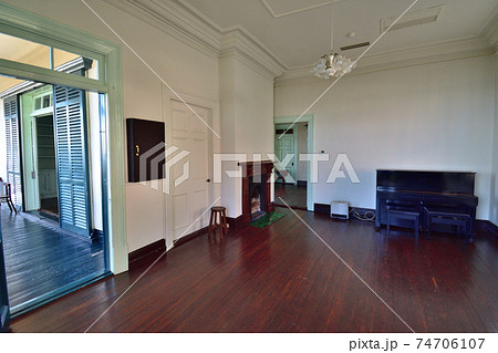 冬の青空での旧グッゲンハイム邸 冬の青空での旧グッゲンハイム邸 74706107