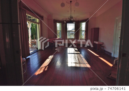 冬の青空での旧グッゲンハイム邸 冬の青空での旧グッゲンハイム邸 74706141