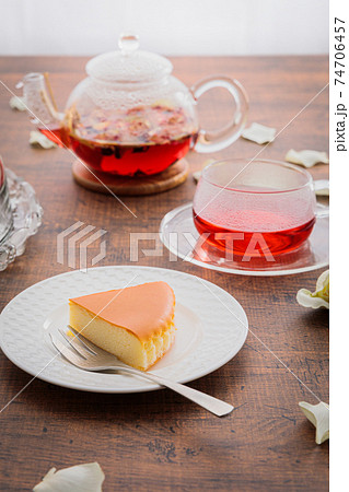 ティータイム チーズケーキ パウンドケーキとハーブティーのある時間の写真素材