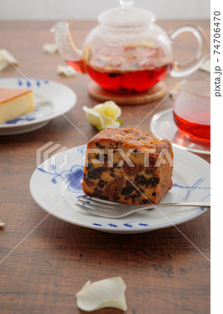 ティータイム チーズケーキ パウンドケーキとハーブティーのある時間の写真素材
