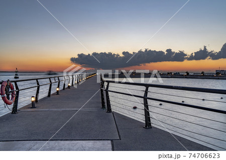 夜明け前の東扇島東公園の風景【神奈川県・川崎市】 74706623