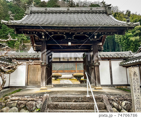 岐阜県可児市兼山の可成寺の山門 74706786