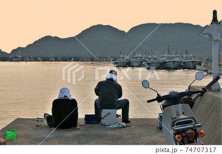 たそがれの辰ヶ浜漁港　釣り人　和歌山県有田市 74707317