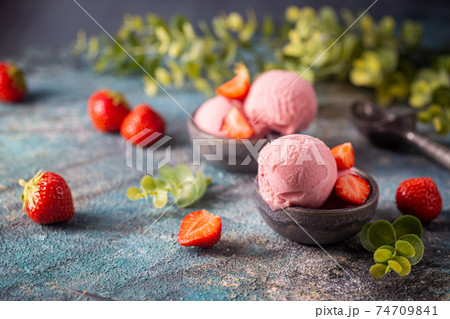 Strawberry ice cream 74709841
