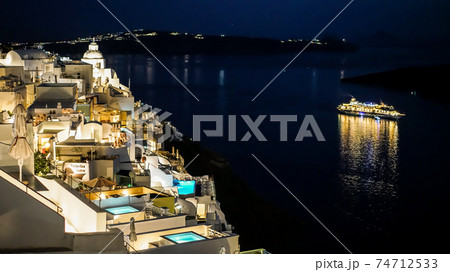 サントリーニ島の夜景とクルーズ船 サントリーニ島の夜景とクルーズ船 74712533