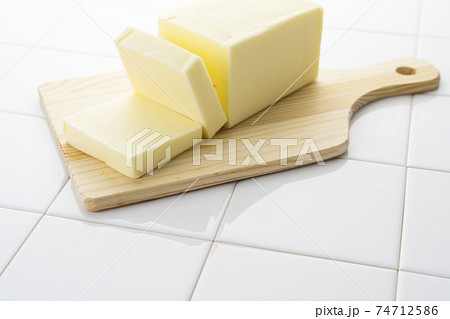 まな板の上のカットバター 74712586