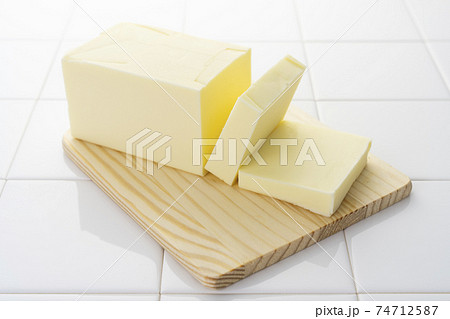 まな板の上のカットバター 74712587