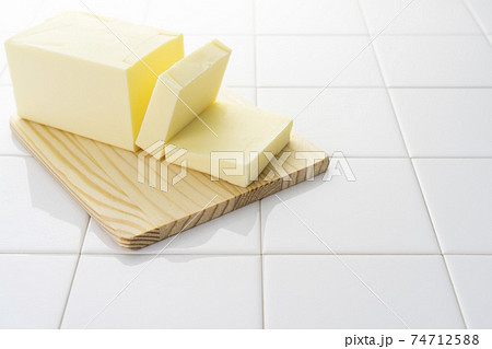 まな板の上のカットバター 74712588
