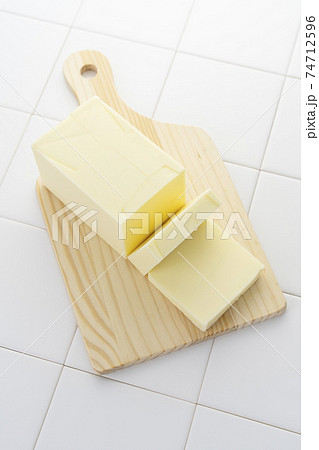 まな板の上のカットバター 74712596