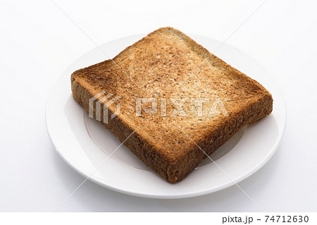 こんがり焼けた全粒粉入りトースト こんがり焼けた全粒粉入りトースト 74712630