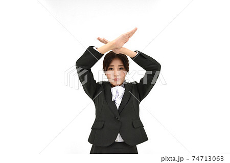不正解とバツをしているスーツの女性　白背景 74713063