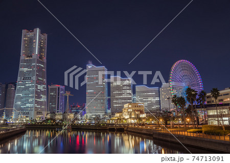 【ランドマークタワーや観覧車 万国橋からの横浜夜景】 【ランドマークタワーや観覧車 万国橋からの横浜夜景】 74713091