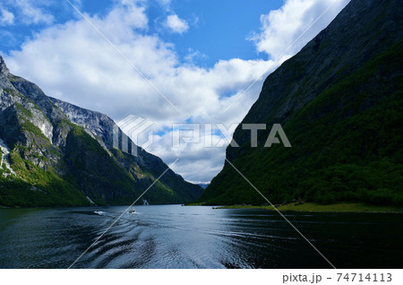ノルウェー クルーズ観光船から見たソグネ・フィヨルド 夏の青空と白い雲 ノルウェー クルーズ観光船から見たソグネ・フィヨルド 夏の青空と白い雲 74714113