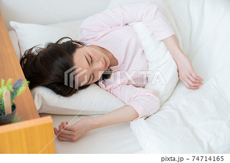 眠る女性 眠る女性 74714165