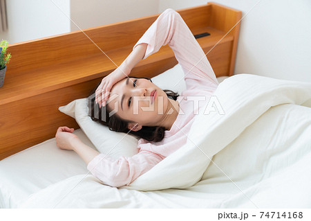 眠れない女性 考える 眠れない女性 考える 74714168