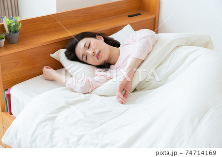 眠る女性 眠る女性 74714169