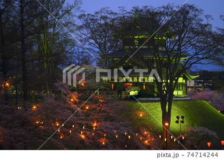 高田城址公園の夜景、上越市、新潟県、日本 高田城址公園の夜景、上越市、新潟県、日本 74714244