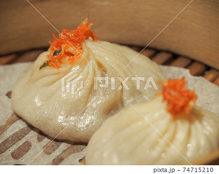 蟹肉入り小籠包 74715210