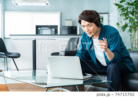 男性 リビング テレワーク リモートワーク ライフスタイル 男性 リビング テレワーク リモートワーク ライフスタイル 74715702