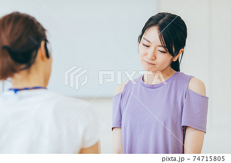 スポーツジムでカウンセリングする女性(困る) スポーツジムでカウンセリングする女性(困る) 74715805