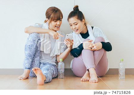 スポーツジムで休憩する女性たち スポーツジムで休憩する女性たち 74715826