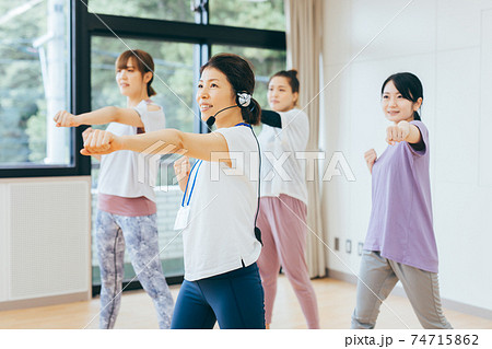 スポーツジム・ダンス・ボクササイズ 74715862
