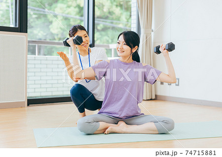 スポーツジム・トレーナー・筋トレ・ヨガ スポーツジム・トレーナー・筋トレ・ヨガ 74715881