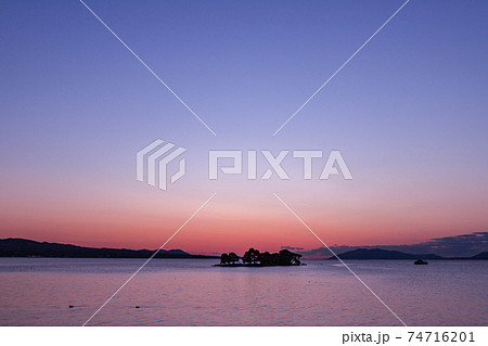 宍道湖の夕焼けと嫁ヶ島の風景　島根県松江市 74716201