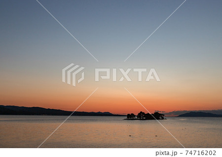宍道湖の夕焼けと嫁ヶ島の風景　島根県松江市 74716202