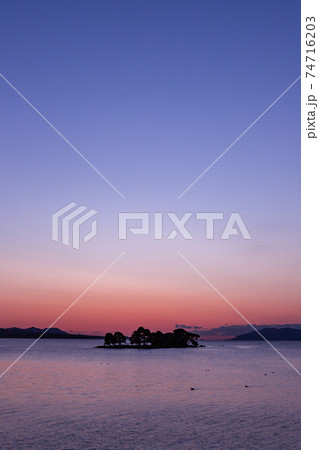 宍道湖の夕焼けと嫁ヶ島の風景　島根県松江市 74716203