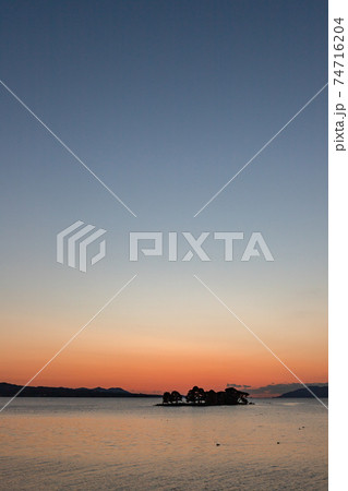 宍道湖の夕焼けと嫁ヶ島の風景　島根県松江市 74716204