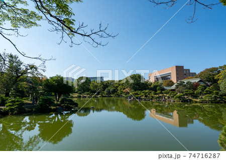 清澄庭園と青空の風景 74716287