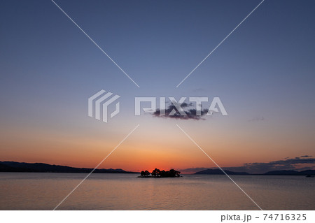 宍道湖の夕焼けと嫁ヶ島の風景 島根県松江市 宍道湖の夕焼けと嫁ヶ島の風景 島根県松江市 74716325